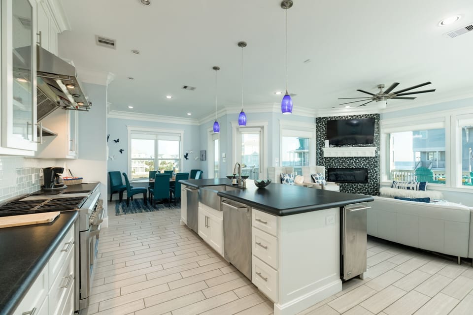 Spacious contemporary kitchen