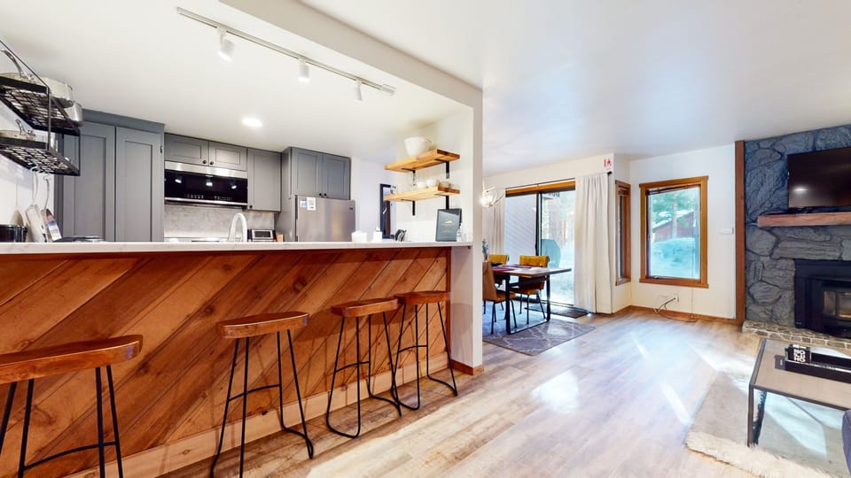 Flooring, Hardwood, Floor, Indoors, Room