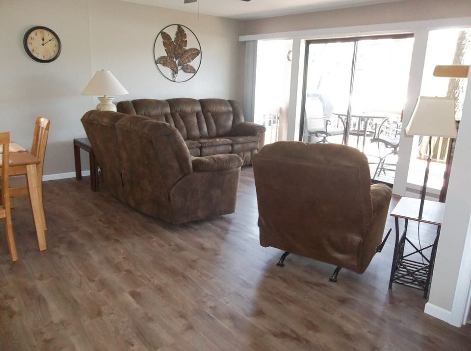 Beautiful updated condo, comfy seating
