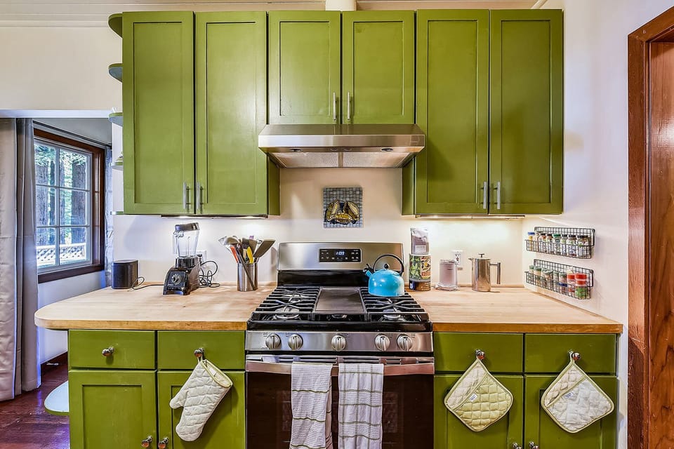 Just bring food! The kitchen is ready.