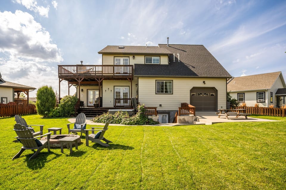 Fenced in backyard w/ hot tub, bbq & yard games