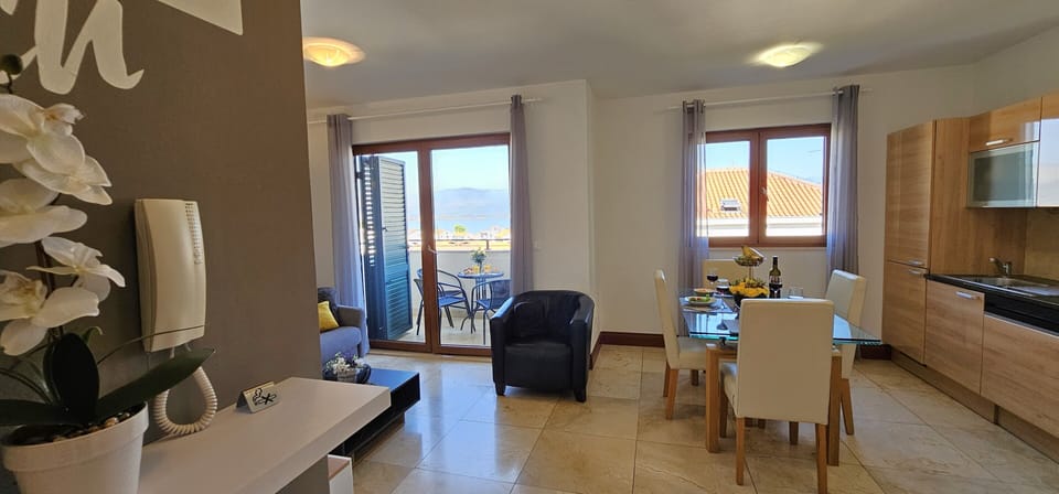 Open plan living/dining and kitchen area