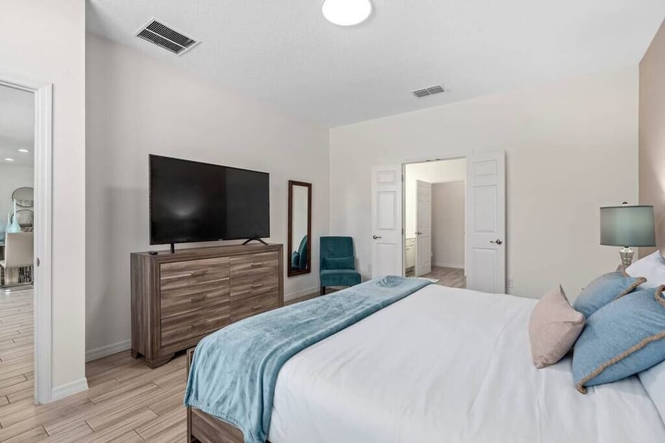 Bedroom 3 with King Bed and En-suite Bathroom - Lower Level