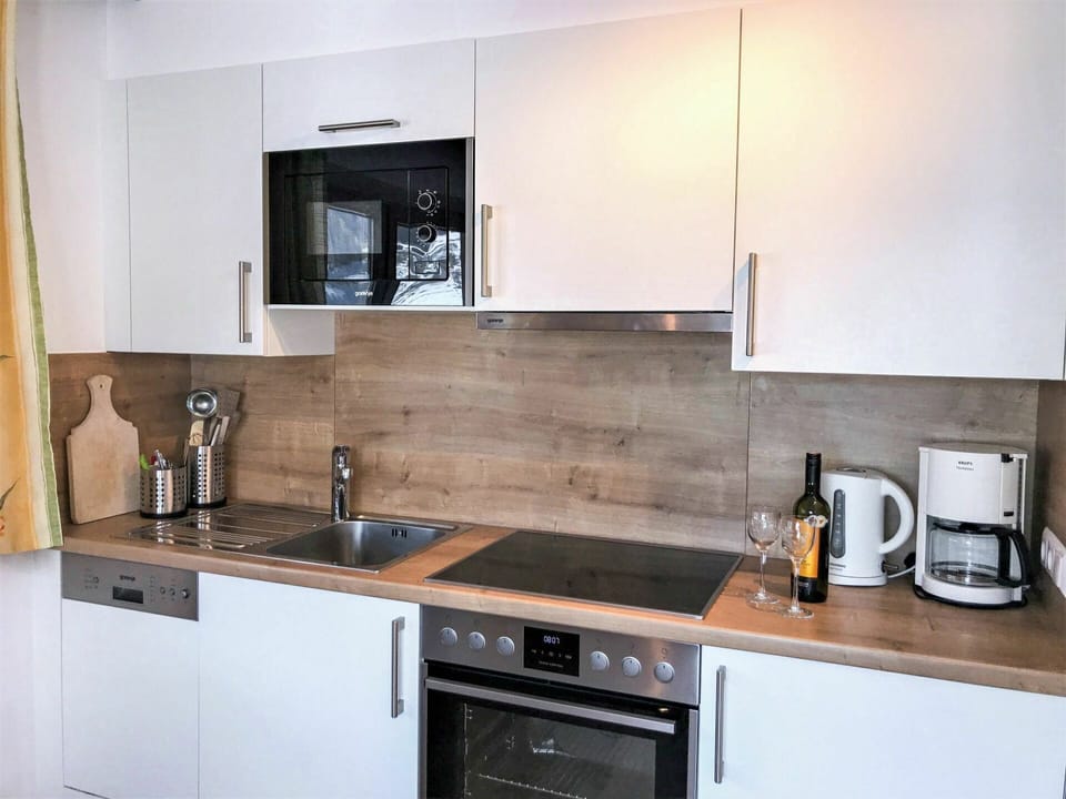 Brown, Countertop, Cabinetry, Kitchen Sink, Property, Tap, Sink, Furniture, White, Kitchen Stove