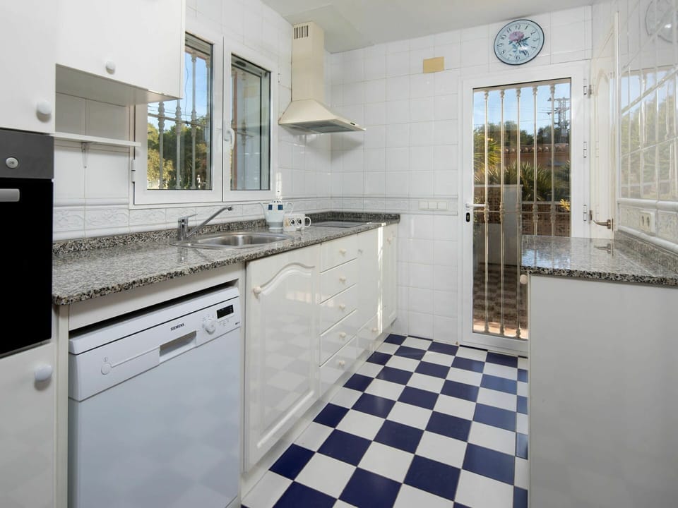 Cabinetry, Countertop, Property, Tap, Sink, Kitchen, Wood, Kitchen Stove, Houseplant, House