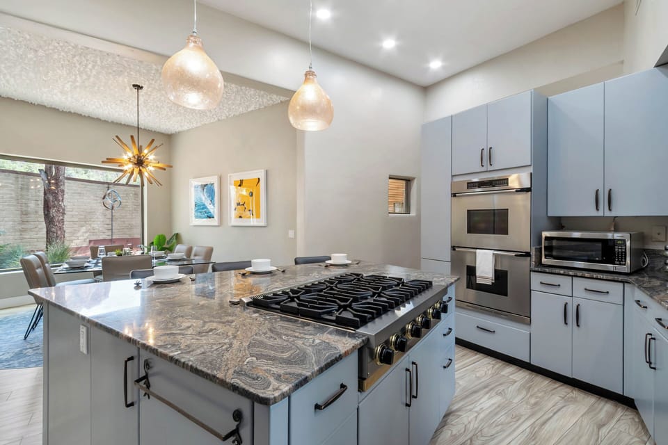 Gas burner, stainless appliances.