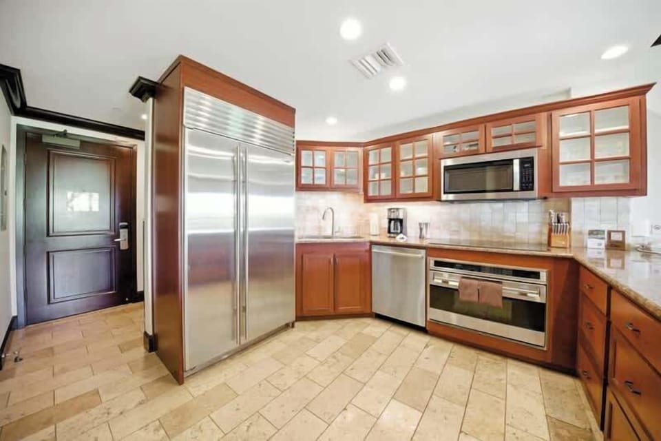 Where functionality meets refinement: a large, luxe kitchen ready for every culinary adventure