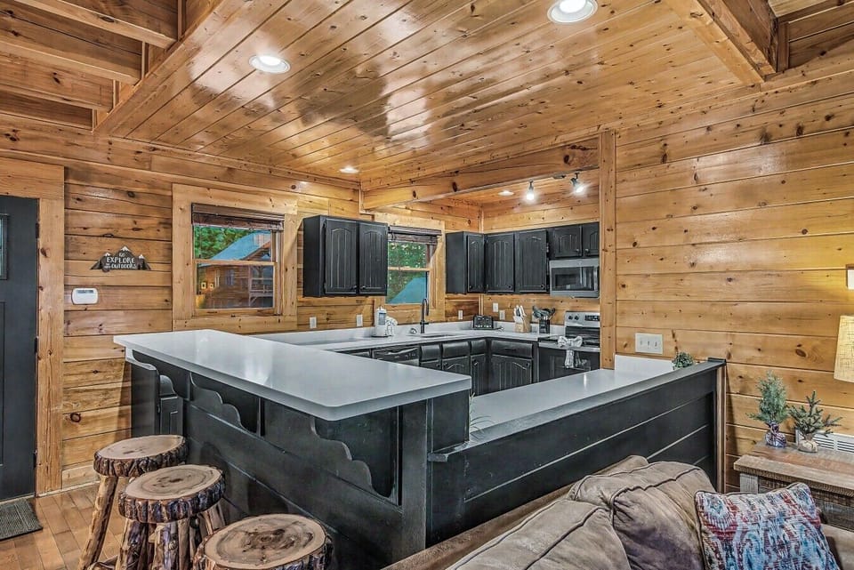 Beautiful fully stocked kitchen with additional counter seating