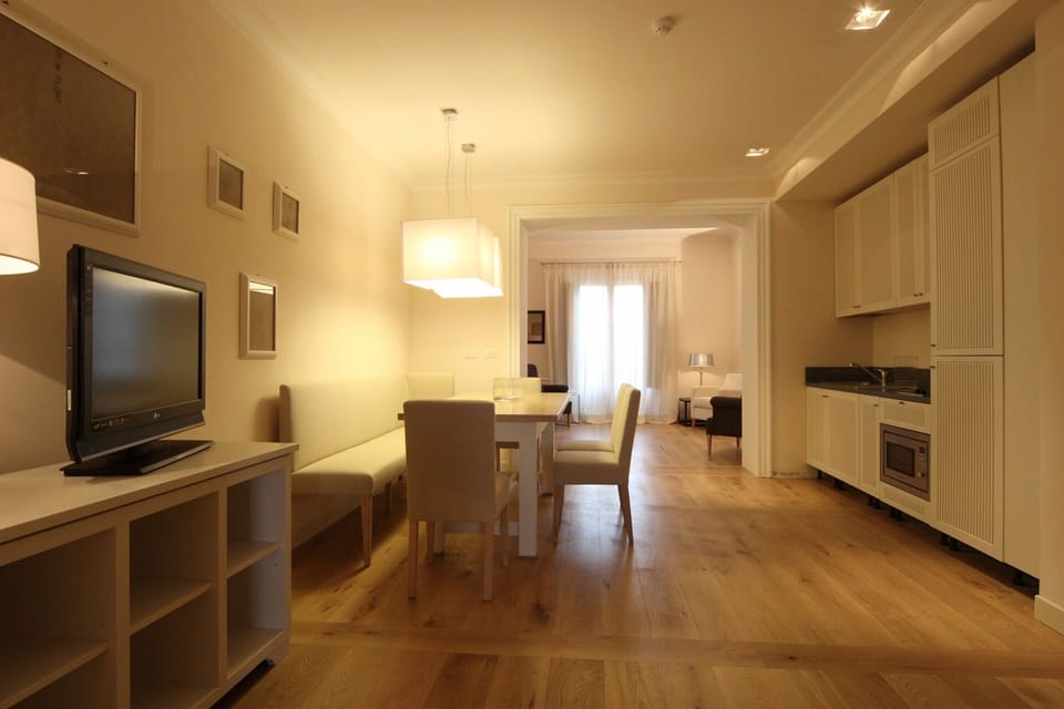 Amenities, Dining Room, Facilities, Kitchen, Living Room, Room Detail