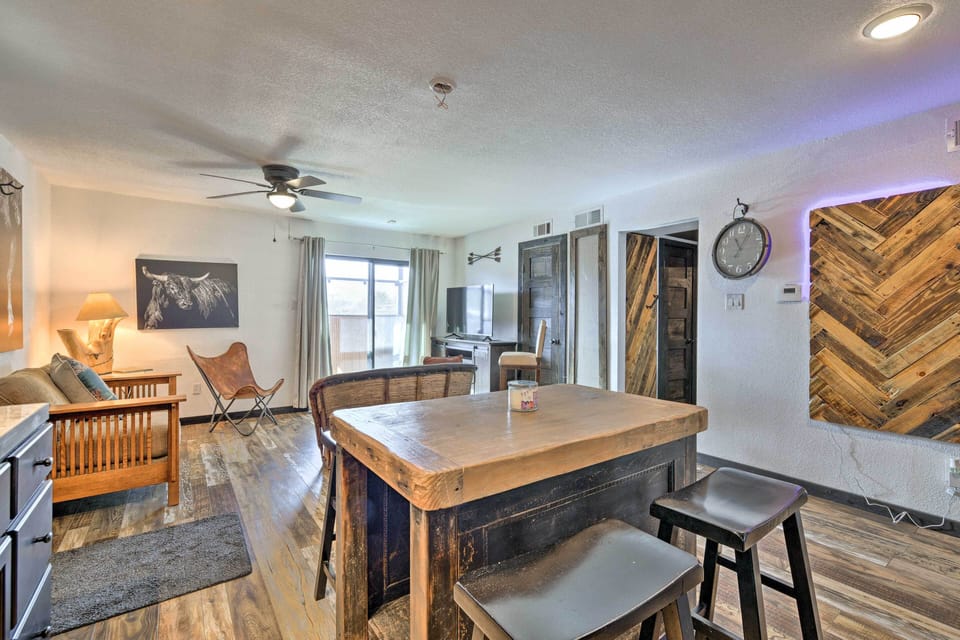 Dining Area | Dishware/Flatware Provided