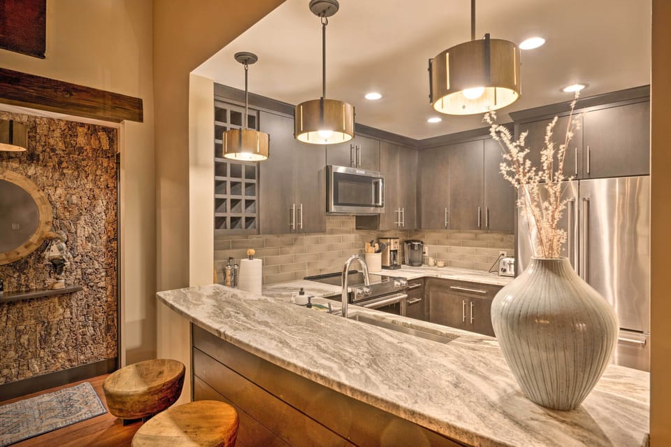 Dining Area | 3-Person Breakfast Bar