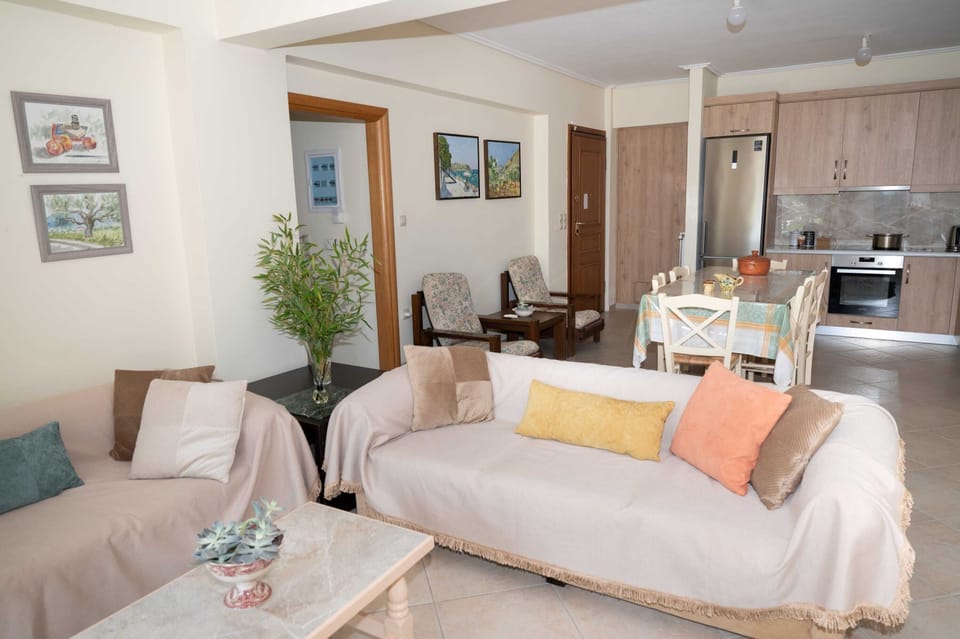 Main Living Area – Soft Furnishings and Garden Access
An inviting space with neutral tones and direct access to the garden terrace.