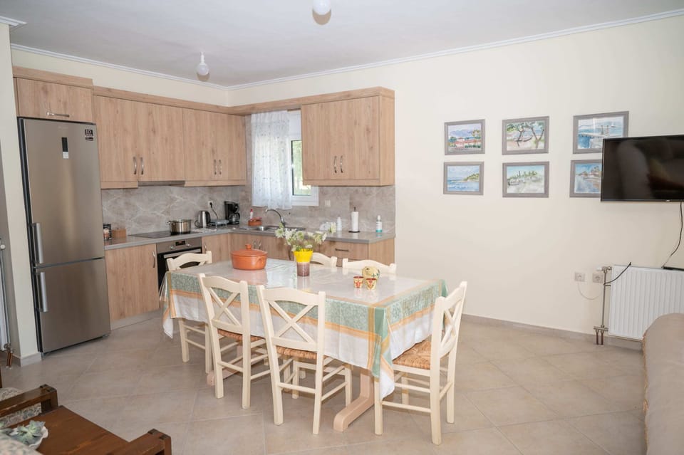 Kitchen and Dining Area – Home-Style and Functional
Open-plan kitchen and dining space with all essentials for preparing meals together.
