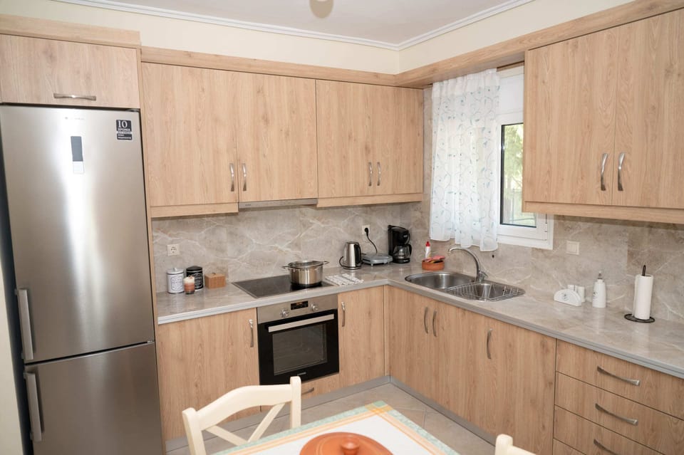 Kitchen Detail – Modern Fixtures and Functional Setup
Close-up of the kitchen showing elegant finishes and useful layout.