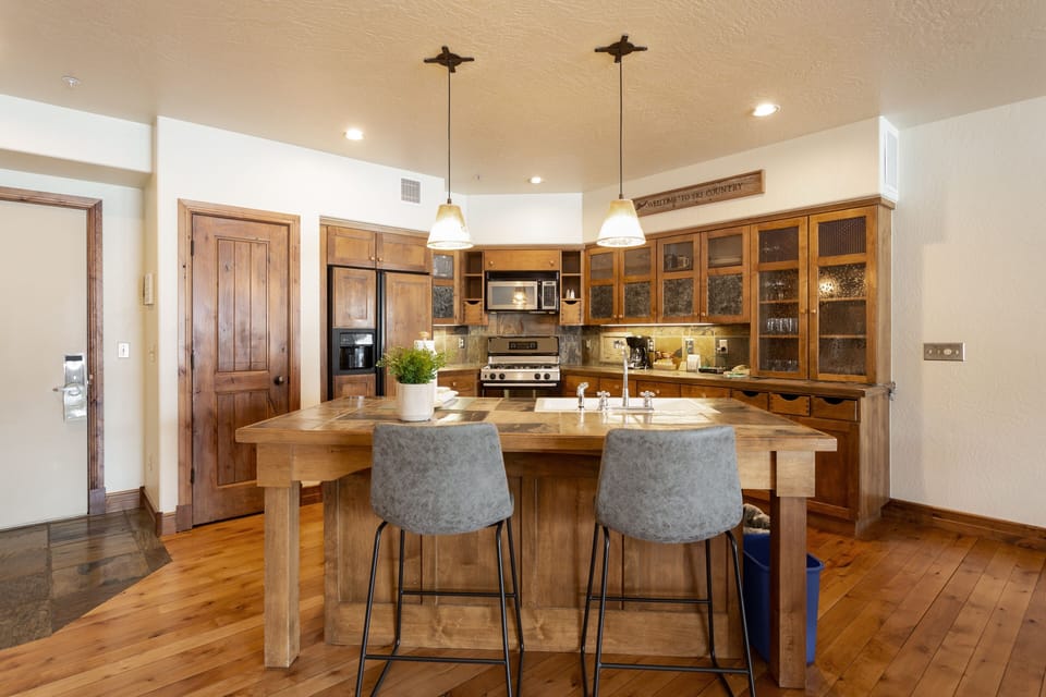Flooring, Hardwood, Kitchen Island, Indoors, Room