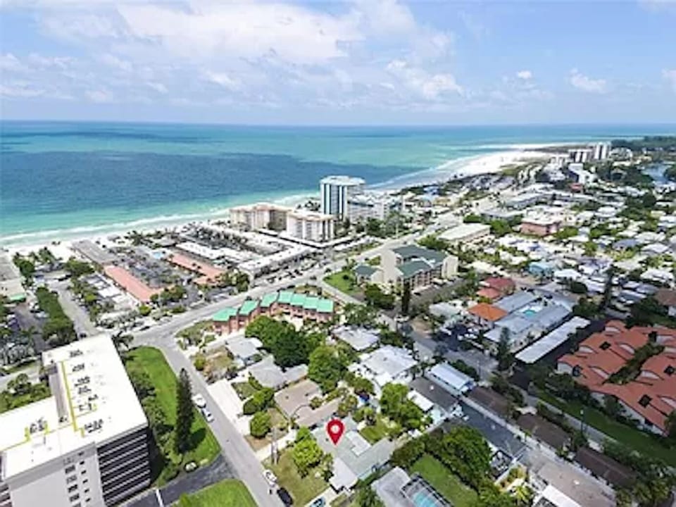 AERIAL VIEW OF PROPERTY / LIDO BEACH
