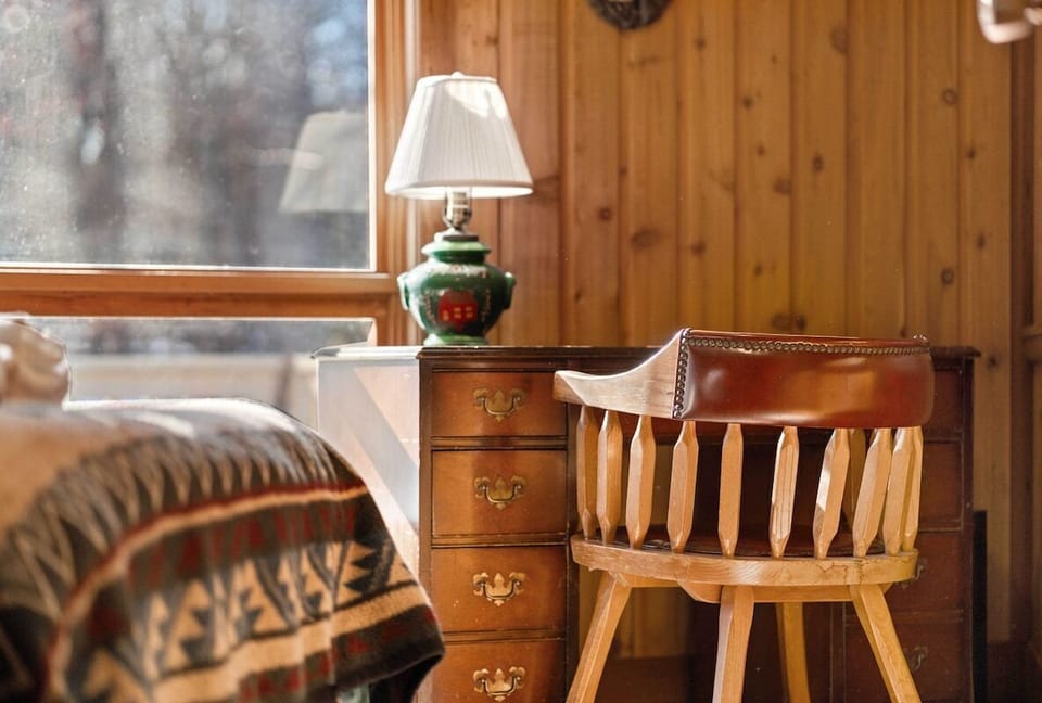 An office desk nook in the second bedroom. Perfect for your next work from the cabin day!