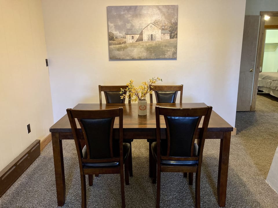 Seating for 4 at the table, if needed a bench can be added to make this a 6 top