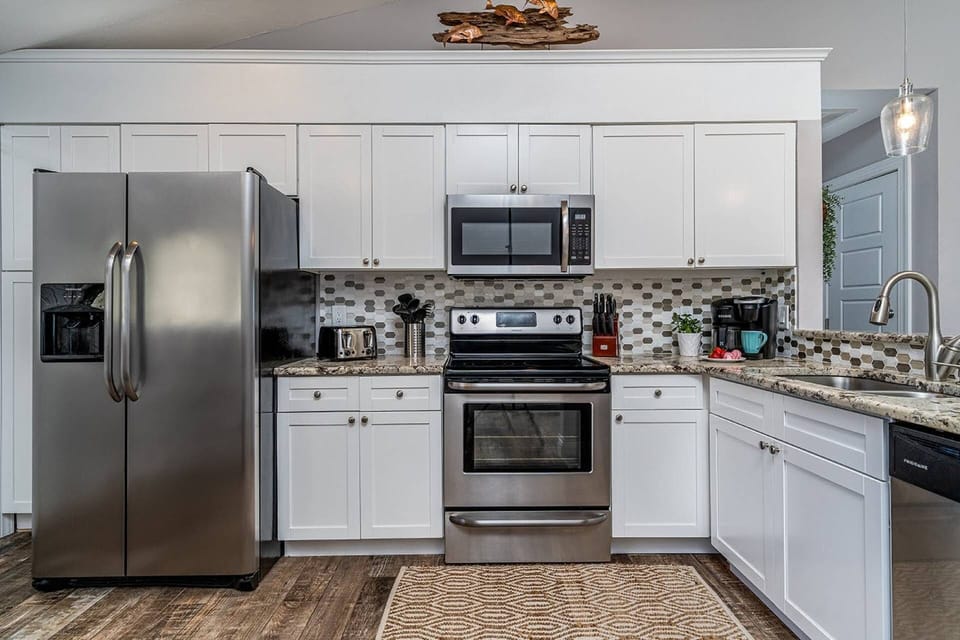 Well Equipped Kitchen, Stainless Steel Applinaces with Plenty of Room for the Family Chef & Helpers
