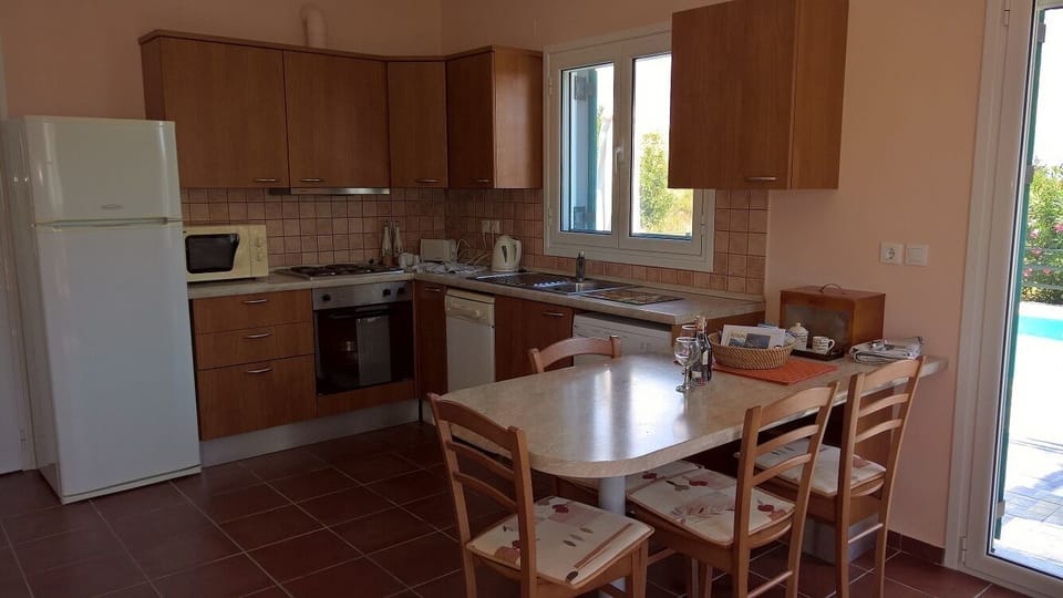 Fully fitted kitchen with dishwasher and washing machine 