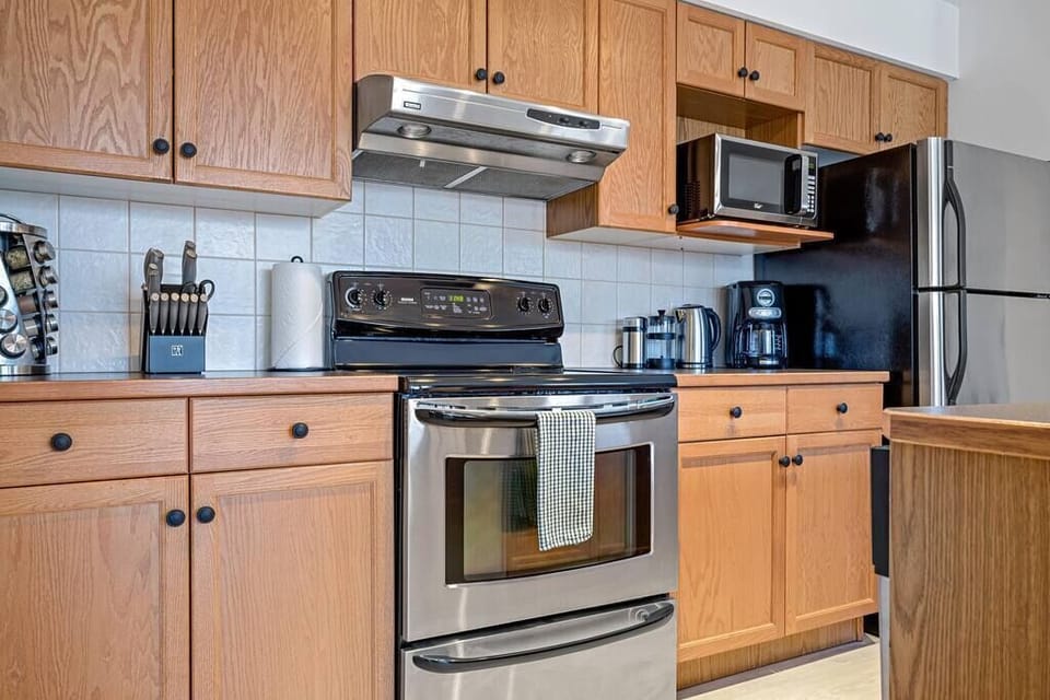 Too many inclusions to list, there is nothing you could possibly need that isn't provided in this well equipped kitchen. Complimentary tea, coffee, sugar, olive oil, condiments provided.
