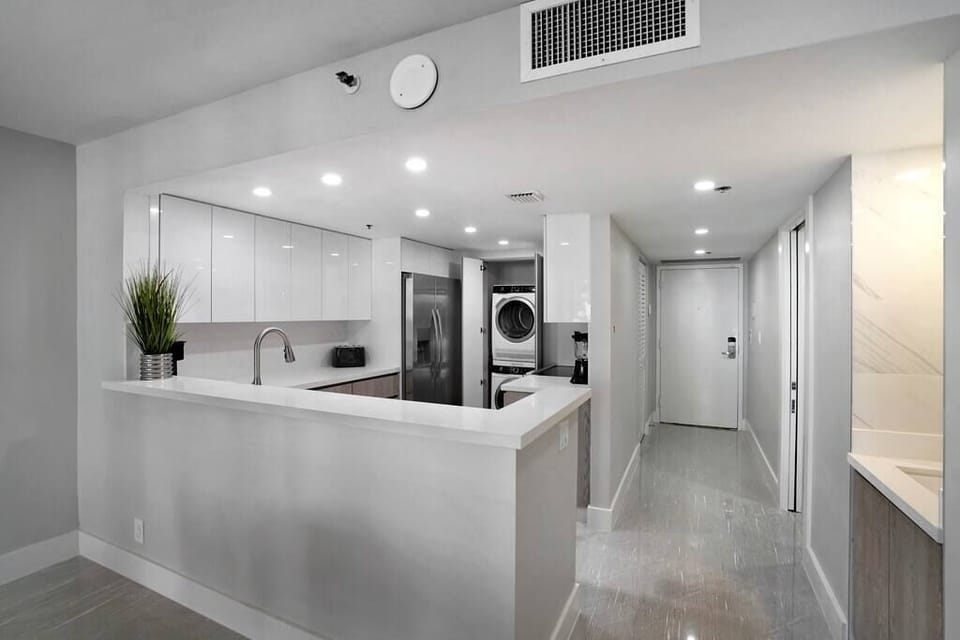 Fully equipped kitchen with washer/dryer, front entryway