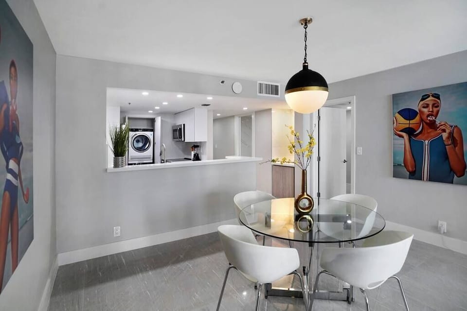 Dining area, view into fully equipped kitchen with washer/dryer