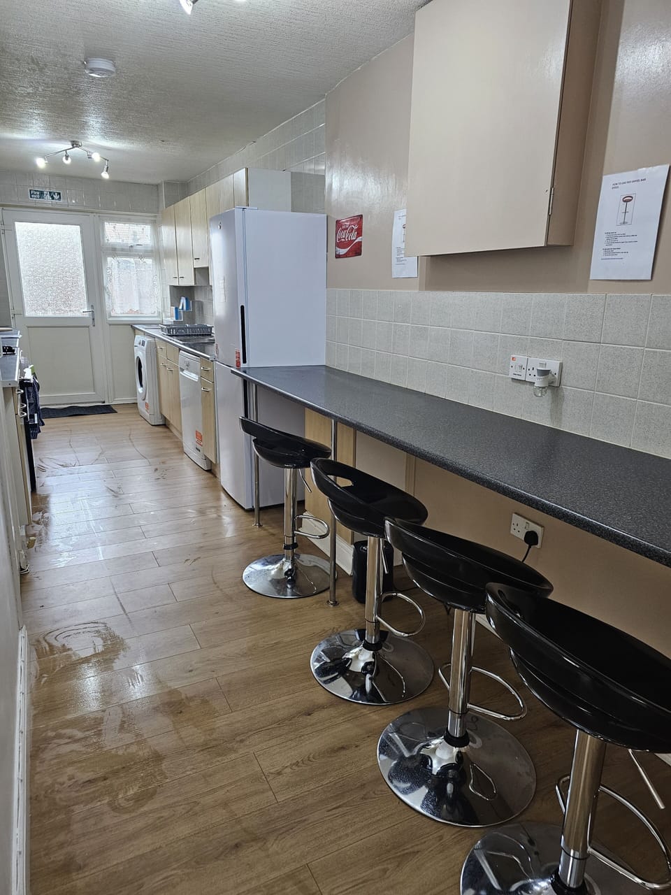 Cosy kitchen with breakfast bar