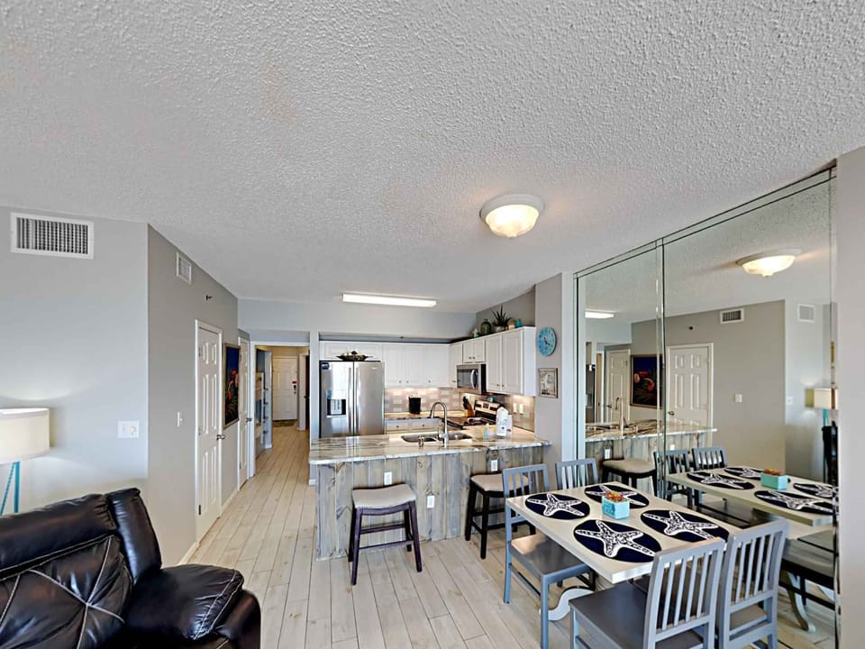 Dining Area and Breakfast Bar
