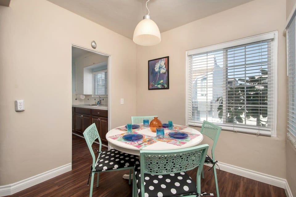 Dining with the sound of waves...