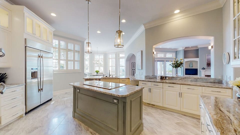 Huge Well-Equipped Kitchen