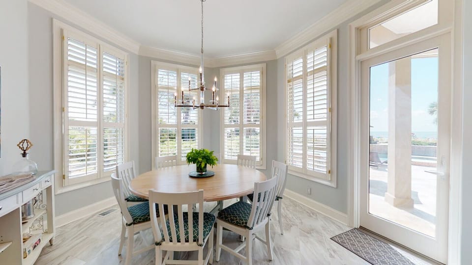 Breakfast Nook with Views of the Ocean