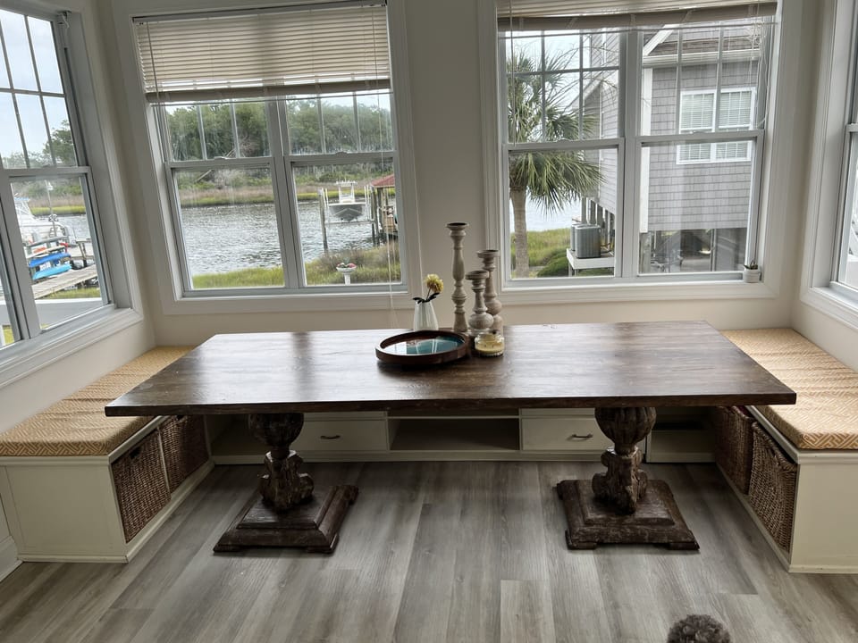 Sunroom./dining area. Large table for gatherings with a beautiful view. 