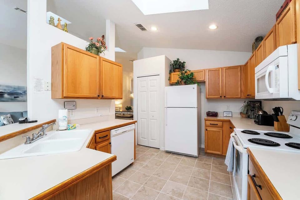 4-Bed-Orlando-Vacation-Home-near-Disney-Indian-Creek-Kissimmee-Florida-07.jpg