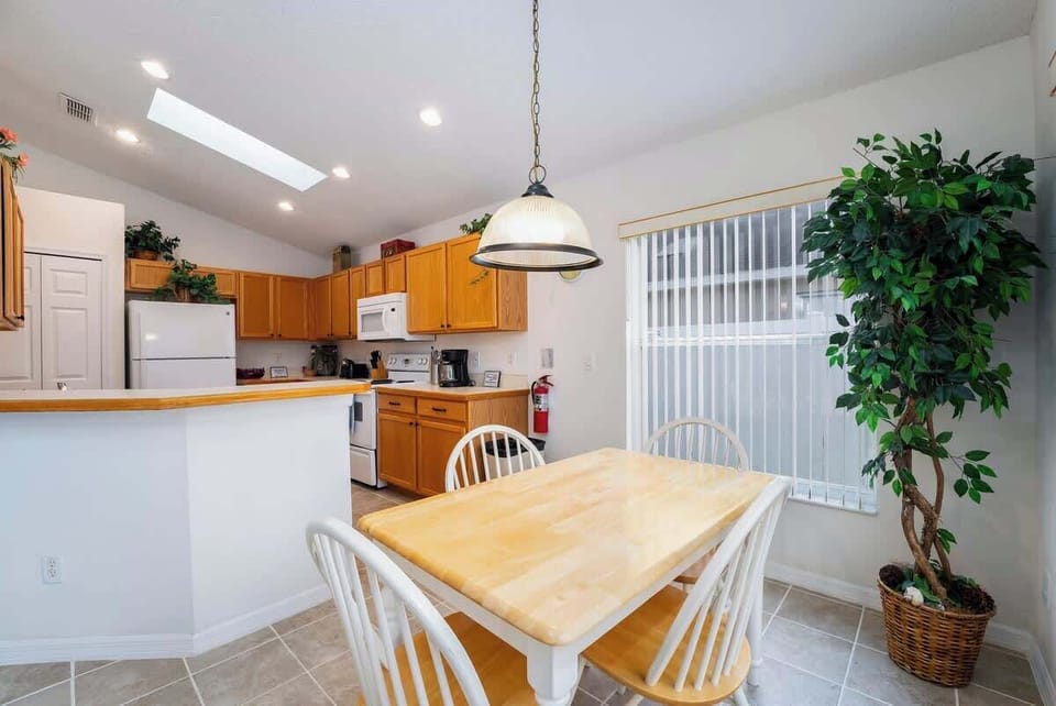 4-Bed-Orlando-Vacation-Home-near-Disney-Indian-Creek-Kissimmee-Florida-09.jpg