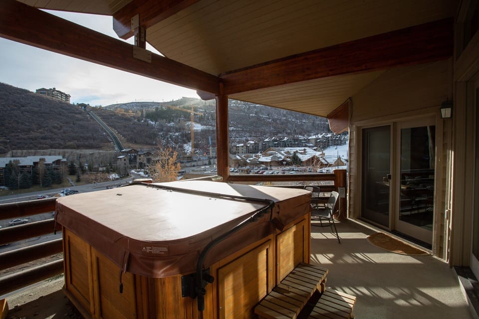 Hardwood, Jacuzzi, Hot Tub, Tub, Building