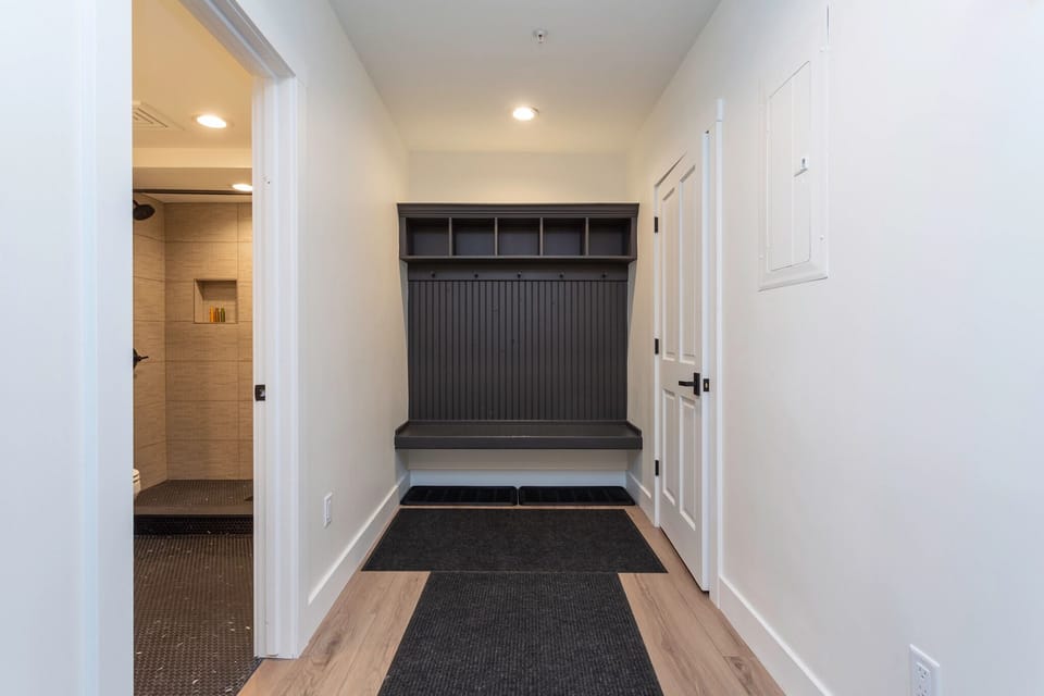 Flooring, Floor, Corridor, Hardwood, Indoors