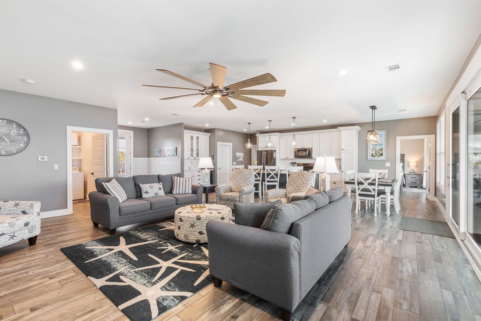 Great room looking toward kitchen/dinette