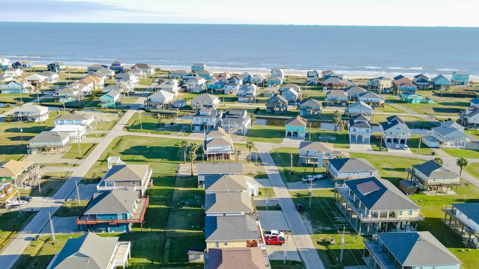 5 minute walk to the beach with beach access inside the neighborhood!