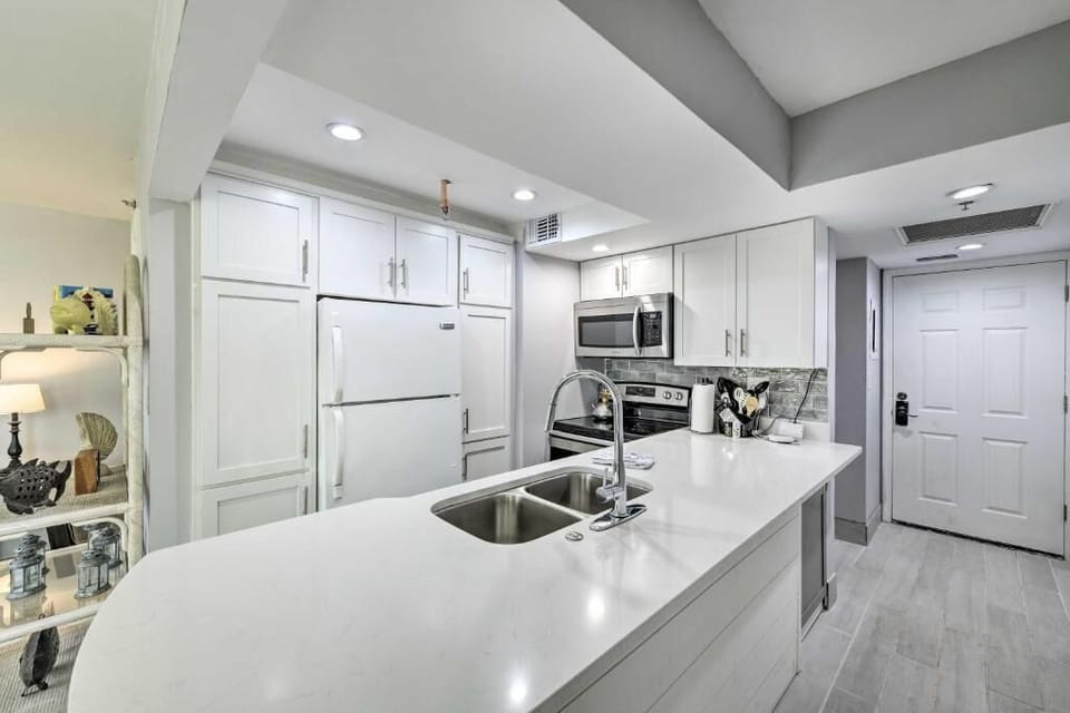 Fully renovated condo and fully stoked kitchen.
