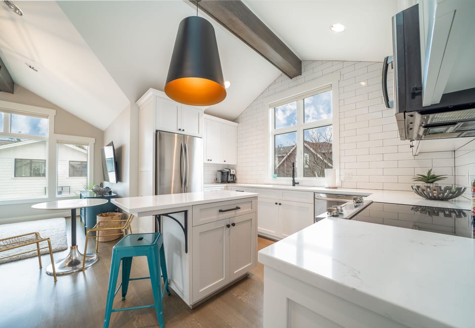 Fully equipped kitchen with island for food prep/work space.