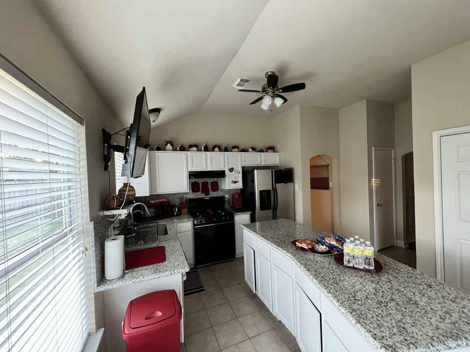 Equipped Kitchen, TV with Roku and antennae service. 