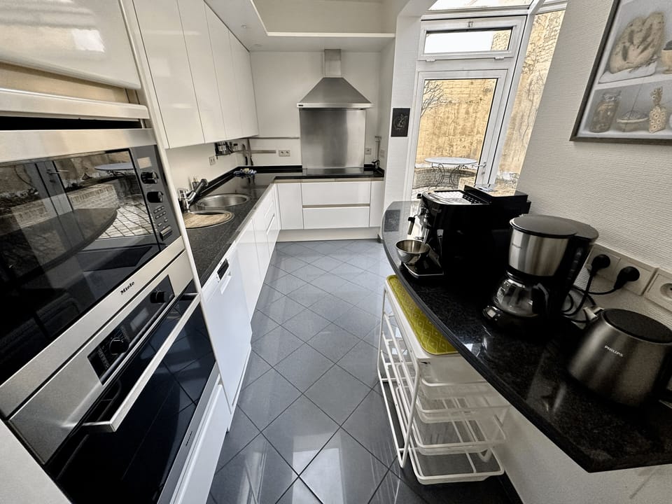 Kitchen, espresso machine, water kettle, oven, microwave, fridge, stove,...