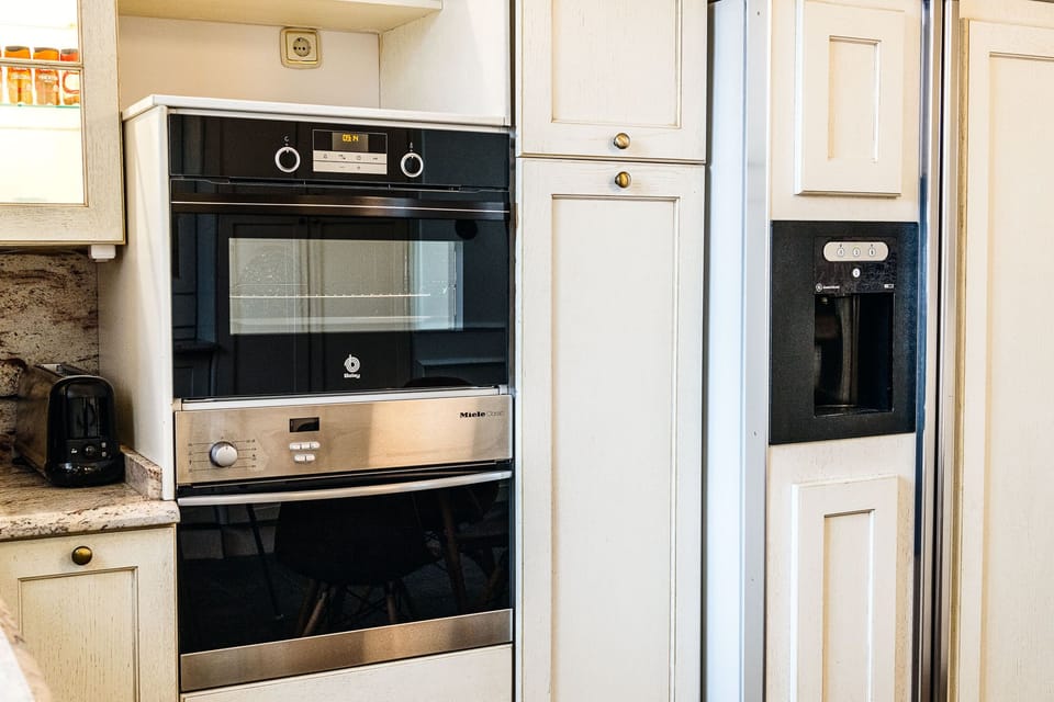 Keen chefs have a fully equipped kitchen with a brand new Oven + utensils