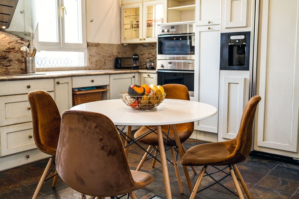 Kitchen with breakfast table, dishwasher, fridge/freezer, oven, Nespresso, etc