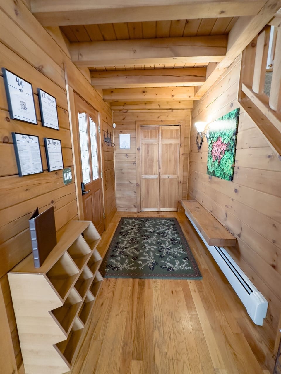 The foyer immerses you immediately in the warmth and coziness of a true log home: welcome to the Catskills mountains