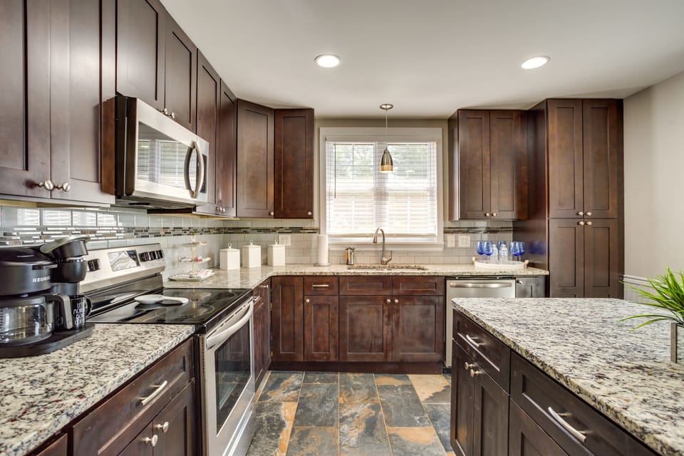 Fully Equipped Kitchen | Free WiFi | Ring Doorbell | Single-Story Interior