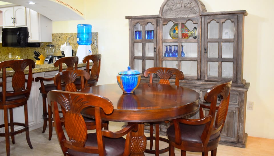 Dining table for 4 persons