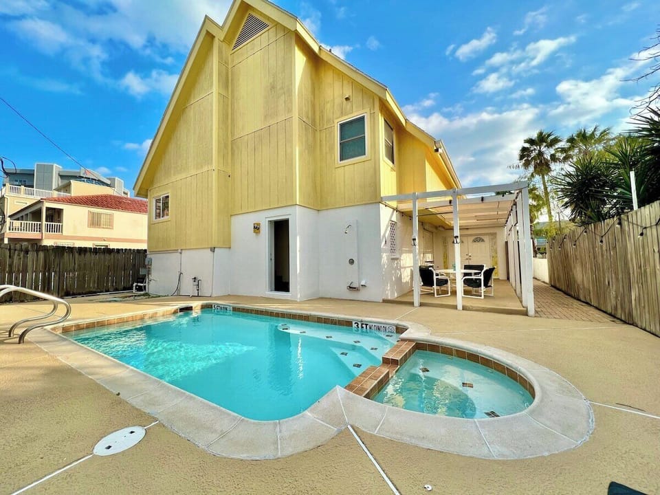 Gorgeous back yard! Fully fenced for privacy, sitting area to grill and relax
SPI PERMIT: 2015-113788