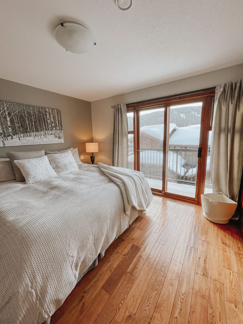 King sized bed on top floor. Balcony and ensuite full bath with tub and shower. 